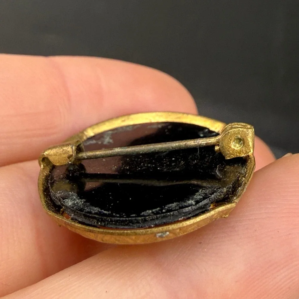 Vintage Cameo Brooch Pin Gold Tone Black Oval Portrait